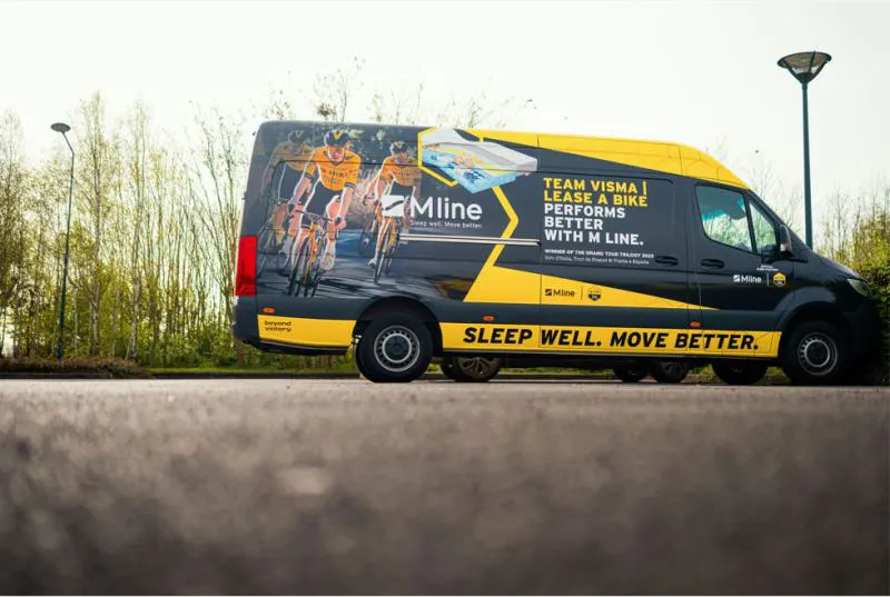 M line en Team Visma | Lease a Bike verlengen samenwerking en vieren 10 jarig jubileum