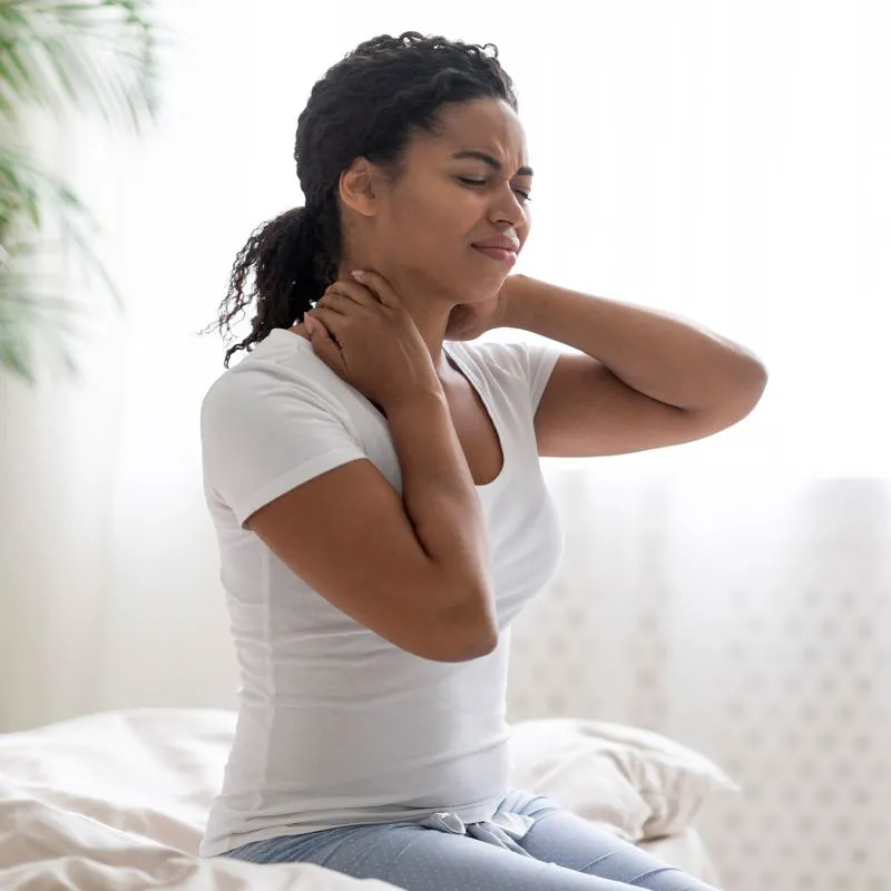 Hoe kun je nek en schouder klachten die ontstaan tijdens de nachtrust voorkomen?