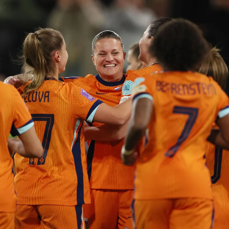 M line en Sherida Spitse zeggen waar het op staat: “Stop met scrollen. Morgen moet je knallen.”