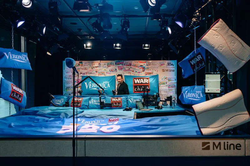 M line houdt Radio Veronica-dj’s in bed voor War Child tijdens (S)Top 520